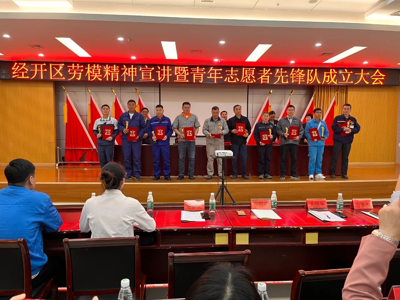 致敬yl6809永利模范，，，，，，，让劳动者实力熠熠生辉——yl6809永利铝材获劳动模范表扬